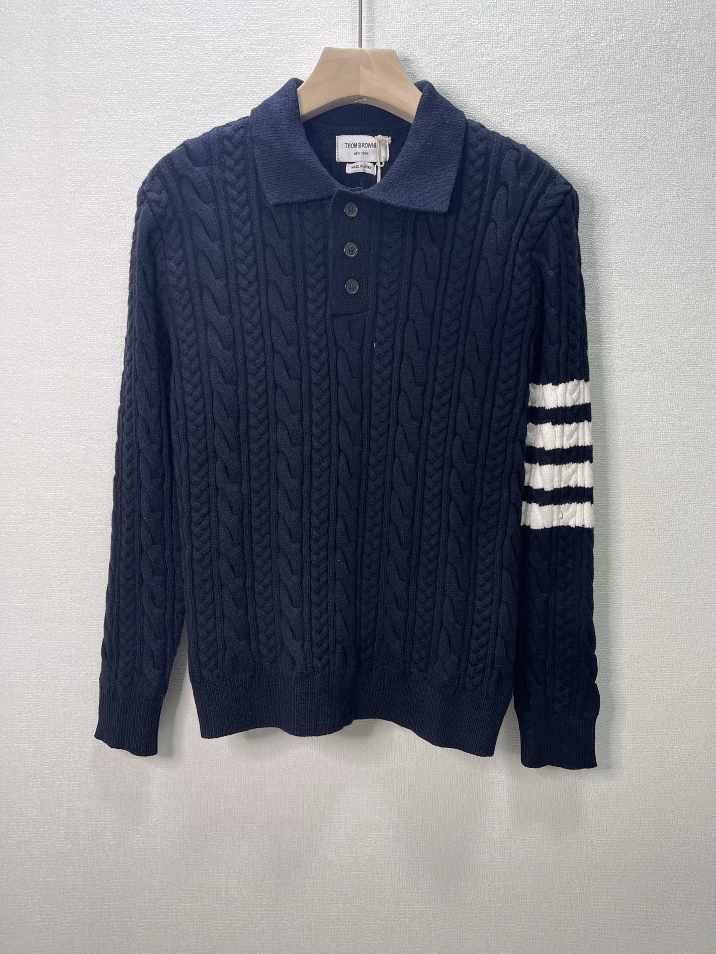 价格280 Thom Browne🇳🇱 TB新款Polo四杠粗针麻花针织衫，针路紧密 袖子四条杠针织而成