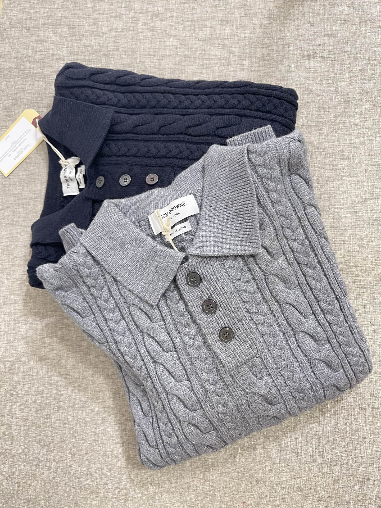 价格280 Thom Browne🇳🇱 TB新款Polo四杠粗针麻花针织衫,针路紧密 袖子四条杠针织而成 价格280 Thom Browne🇳🇱 TB新款Polo四杠粗针麻花针织衫,针路紧密 袖子四条杠针织而成