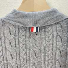 价格280 Thom Browne🇳🇱 TB新款Polo四杠粗针麻花针织衫,针路紧密 袖子四条杠针织而成 价格280 Thom Browne🇳🇱 TB新款Polo四杠粗针麻花针织衫,针路紧密 袖子四条杠针织而成