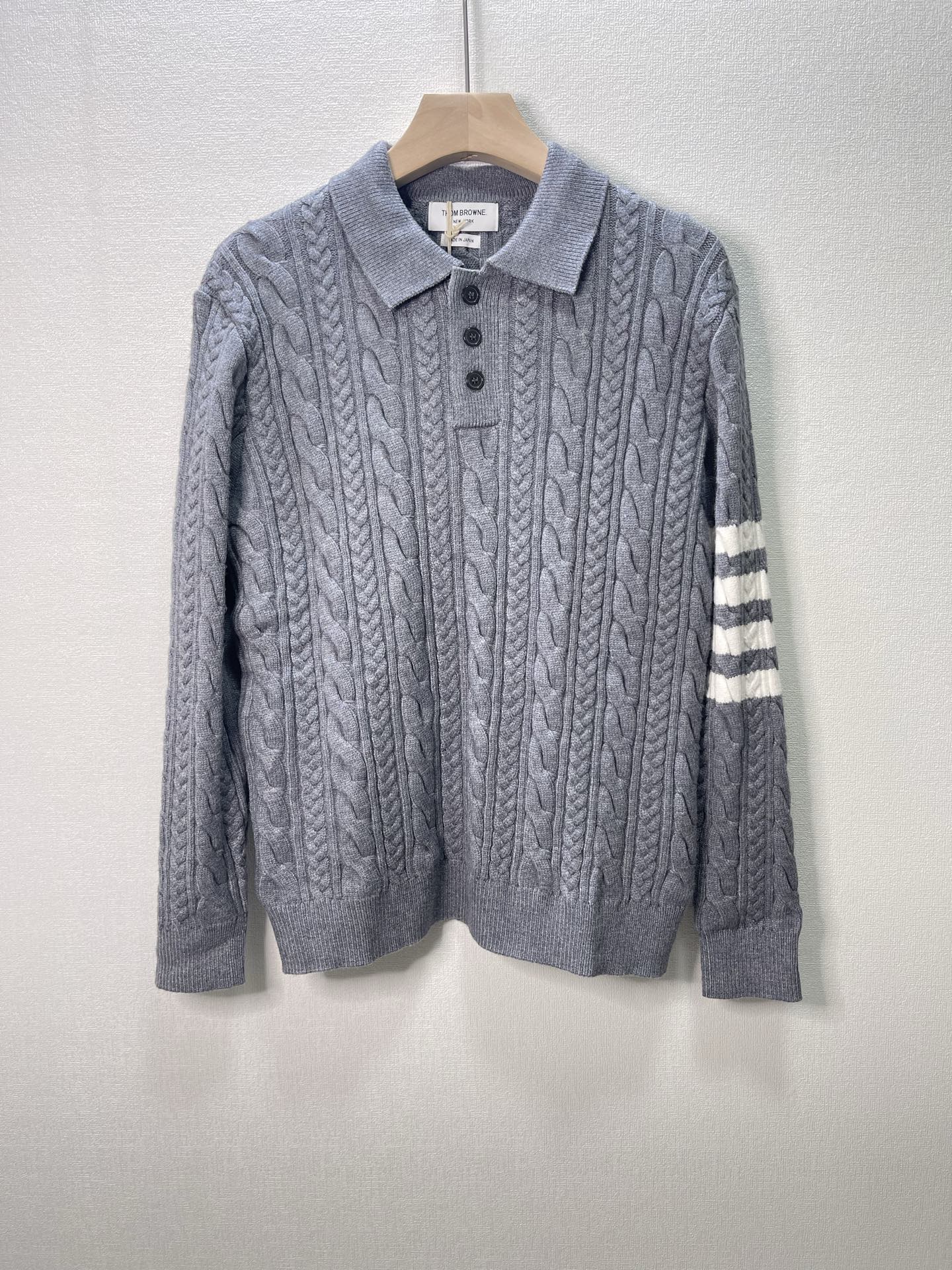 价格280 Thom Browne🇳🇱 TB新款Polo四杠粗针麻花针织衫，针路紧密 袖子四条杠针织而成