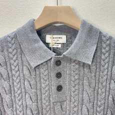 价格280 Thom Browne🇳🇱 TB新款Polo四杠粗针麻花针织衫,针路紧密 袖子四条杠针织而成 价格280 Thom Browne🇳🇱 TB新款Polo四杠粗针麻花针织衫,针路紧密 袖子四条杠针织而成
