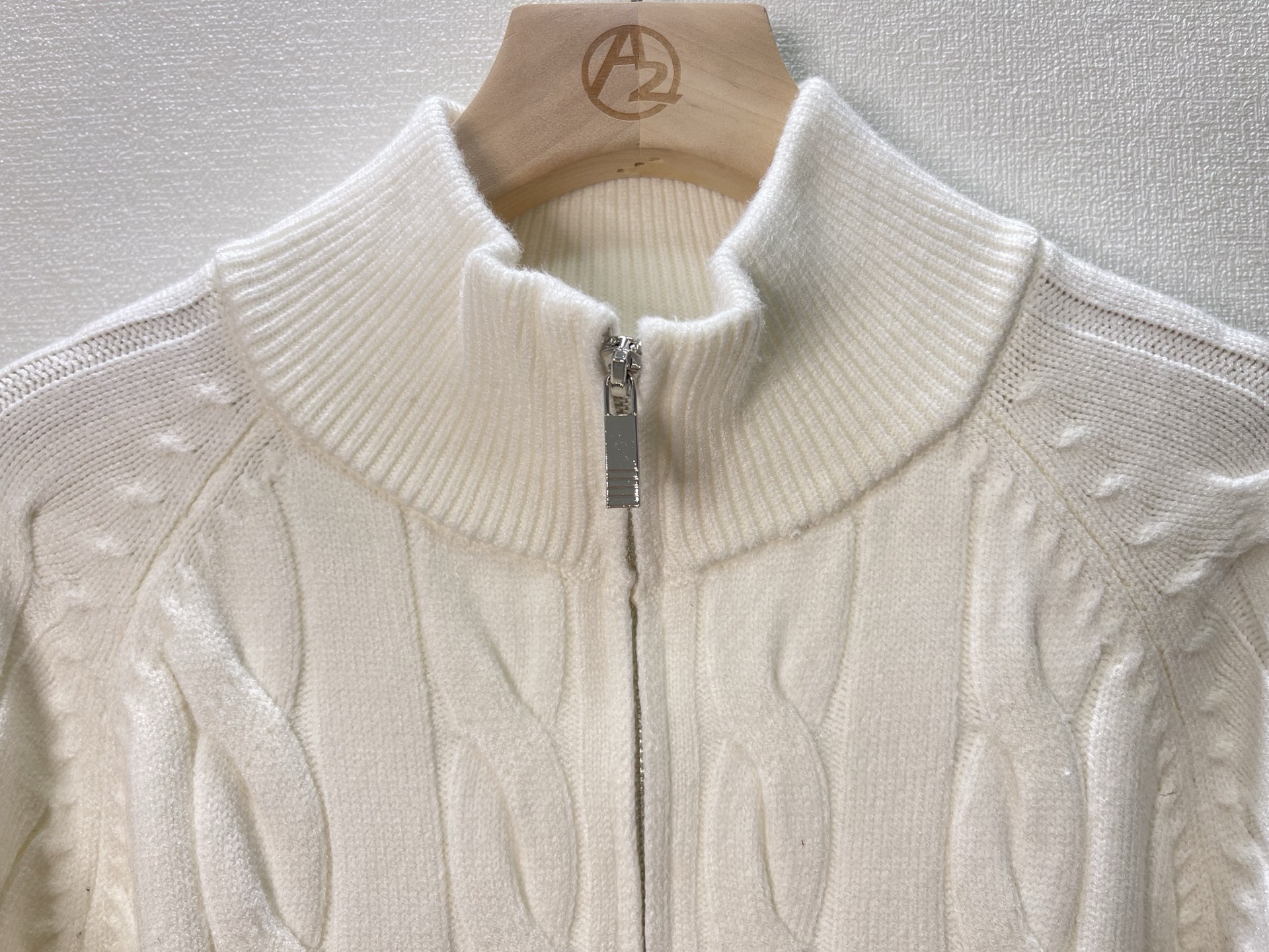 价格300 Thom Browne🇳🇱TB新款麻花拉链开衫毛衣，采用优质麻花针织面料，精致的编织纹理，袖