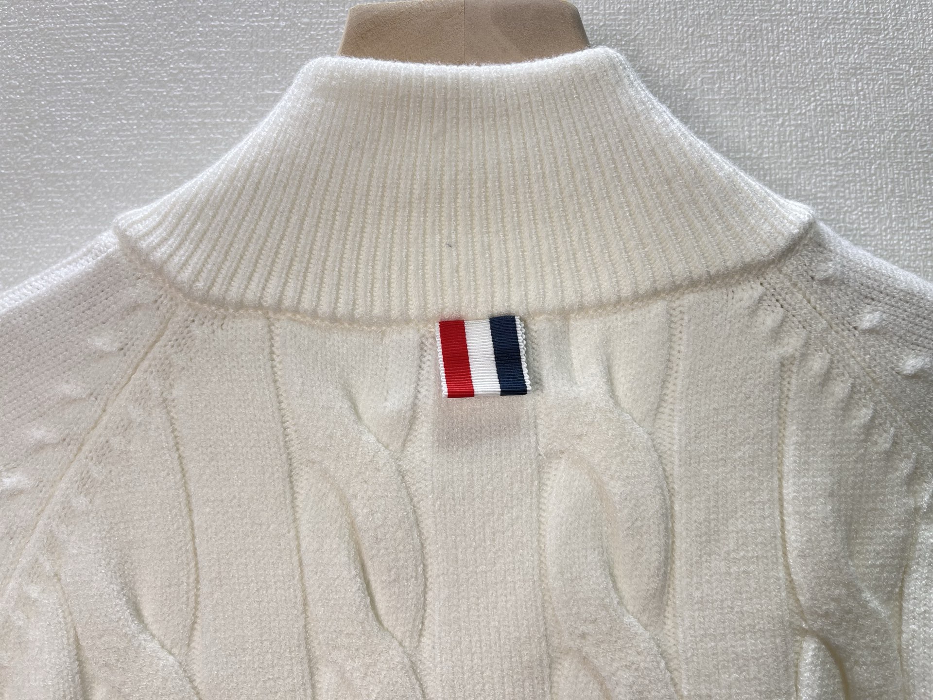 价格300 Thom Browne🇳🇱TB新款麻花拉链开衫毛衣，采用优质麻花针织面料，精致的编织纹理，袖