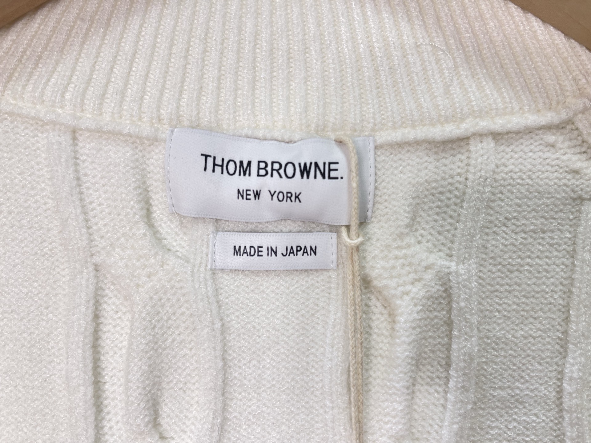 价格300 Thom Browne🇳🇱TB新款麻花拉链开衫毛衣，采用优质麻花针织面料，精致的编织纹理，袖