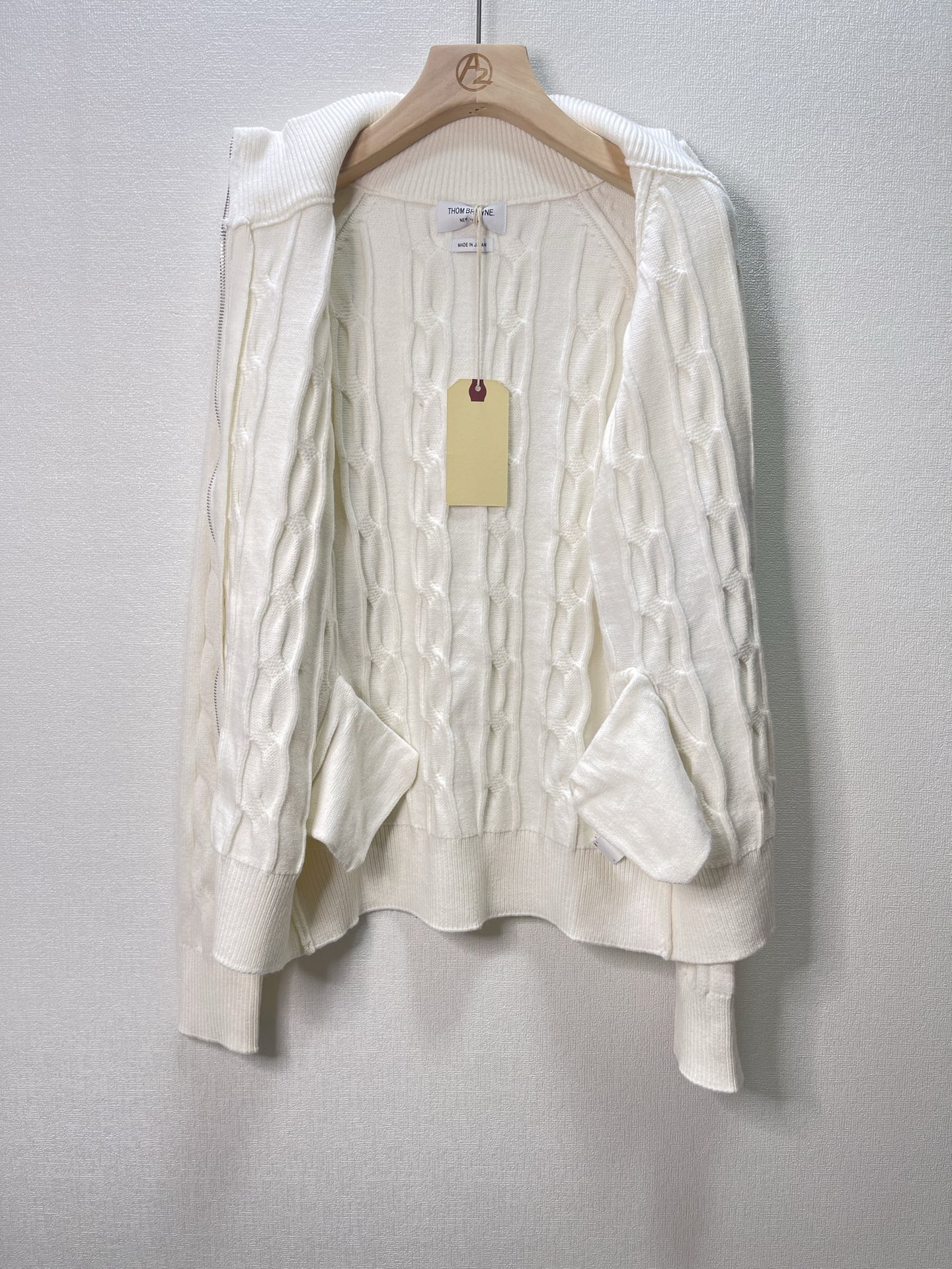 价格300 Thom Browne🇳🇱TB新款麻花拉链开衫毛衣，采用优质麻花针织面料，精致的编织纹理，袖