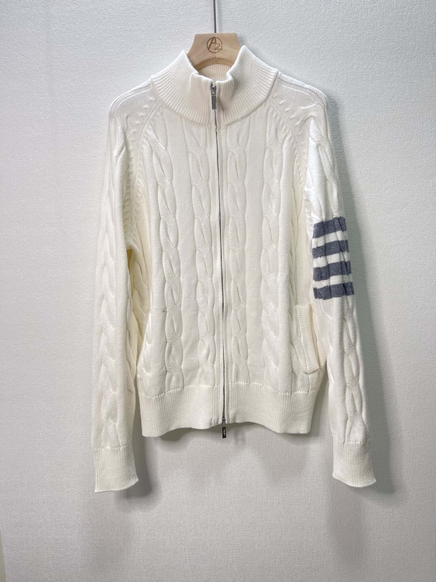 价格300 Thom Browne🇳🇱TB新款麻花拉链开衫毛衣，采用优质麻花针织面料，精致的编织纹理，袖