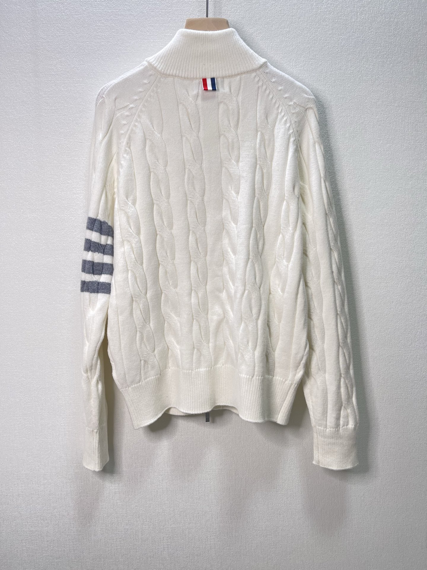 价格300 Thom Browne🇳🇱TB新款麻花拉链开衫毛衣，采用优质麻花针织面料，精致的编织纹理，袖