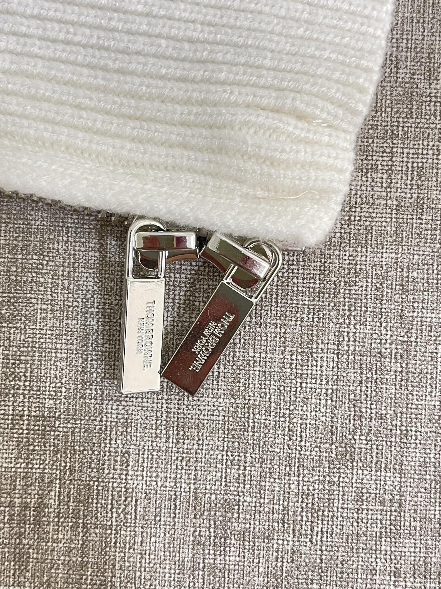 价格300 Thom Browne🇳🇱TB新款麻花拉链开衫毛衣，采用优质麻花针织面料，精致的编织纹理，袖