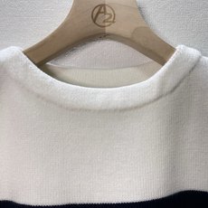 价格270 Thom Browne🇳🇱TB新款条纹针织衫,红白拼色和蓝白拼色两款,经典四条杠设计,袖口纽 价格270 Thom Browne🇳🇱TB新款条纹针织衫,红白拼色和蓝白拼色两款,经典四条杠设计,袖口纽