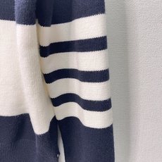 价格270 Thom Browne🇳🇱TB新款条纹针织衫,红白拼色和蓝白拼色两款,经典四条杠设计,袖口纽 价格270 Thom Browne🇳🇱TB新款条纹针织衫,红白拼色和蓝白拼色两款,经典四条杠设计,袖口纽