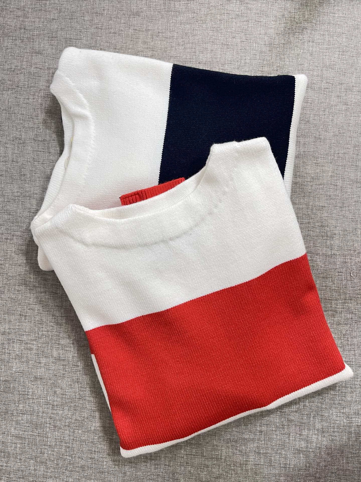 价格270 Thom Browne🇳🇱TB新款条纹针织衫，红白拼色和蓝白拼色两款，经典四条杠设计，袖口纽