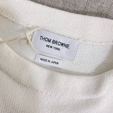 价格270 Thom Browne🇳🇱TB新款条纹针织衫,红白拼色和蓝白拼色两款,经典四条杠设计,袖口纽 价格270 Thom Browne🇳🇱TB新款条纹针织衫,红白拼色和蓝白拼色两款,经典四条杠设计,袖口纽