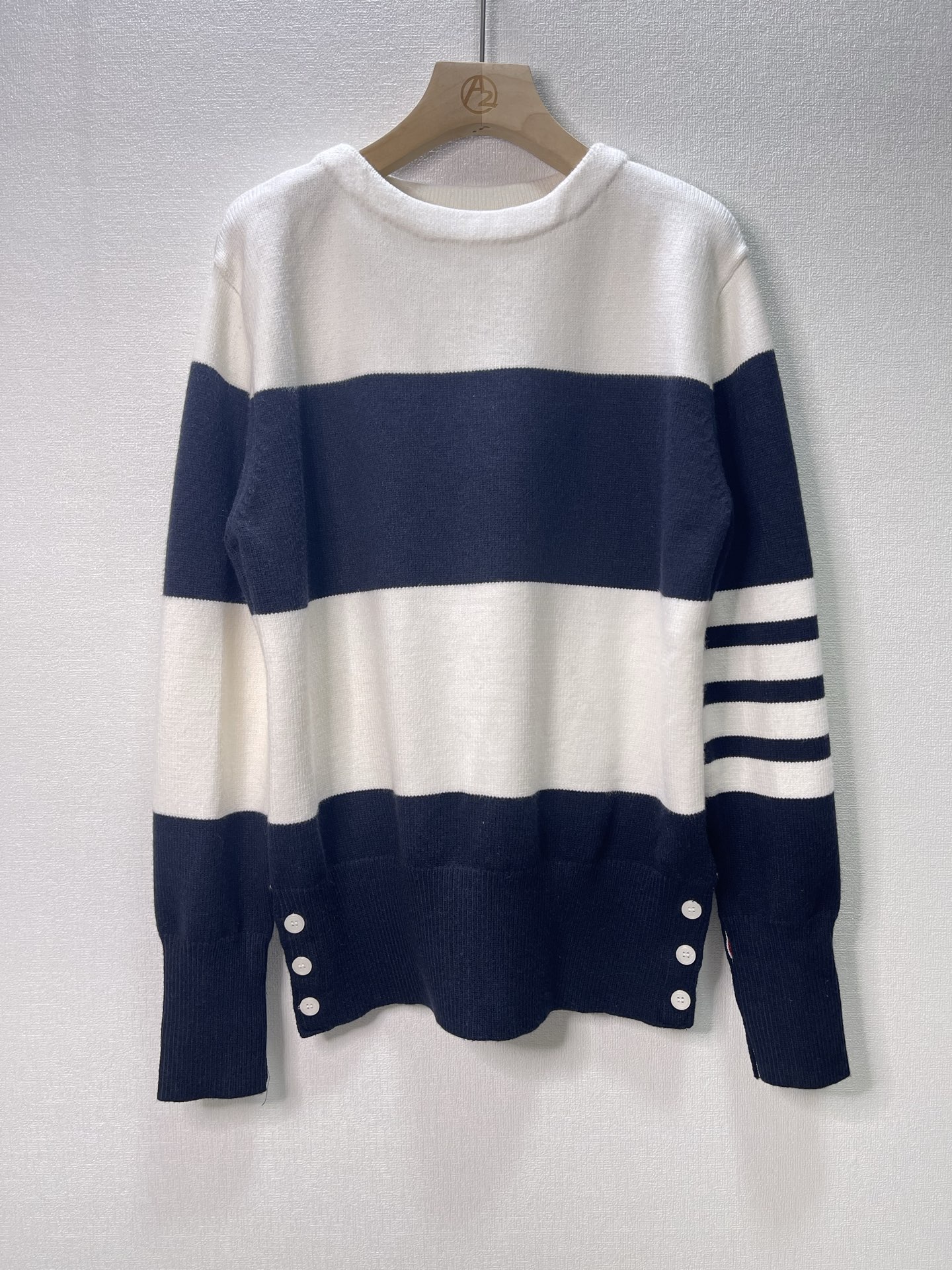 价格270 Thom Browne🇳🇱TB新款条纹针织衫，红白拼色和蓝白拼色两款，经典四条杠设计，袖口纽