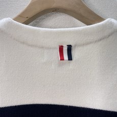 价格270 Thom Browne🇳🇱TB新款条纹针织衫,红白拼色和蓝白拼色两款,经典四条杠设计,袖口纽 价格270 Thom Browne🇳🇱TB新款条纹针织衫,红白拼色和蓝白拼色两款,经典四条杠设计,袖口纽
