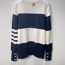 价格270 Thom Browne🇳🇱TB新款条纹针织衫,红白拼色和蓝白拼色两款,经典四条杠设计,袖口纽 价格270 Thom Browne🇳🇱TB新款条纹针织衫,红白拼色和蓝白拼色两款,经典四条杠设计,袖口纽