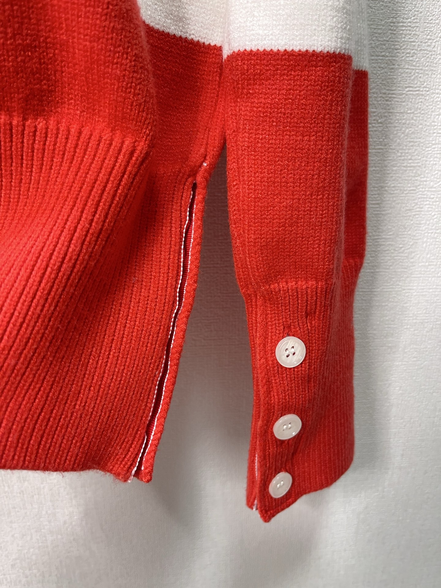 价格270 Thom Browne🇳🇱TB新款条纹针织衫，红白拼色和蓝白拼色两款，经典四条杠设计，袖口纽