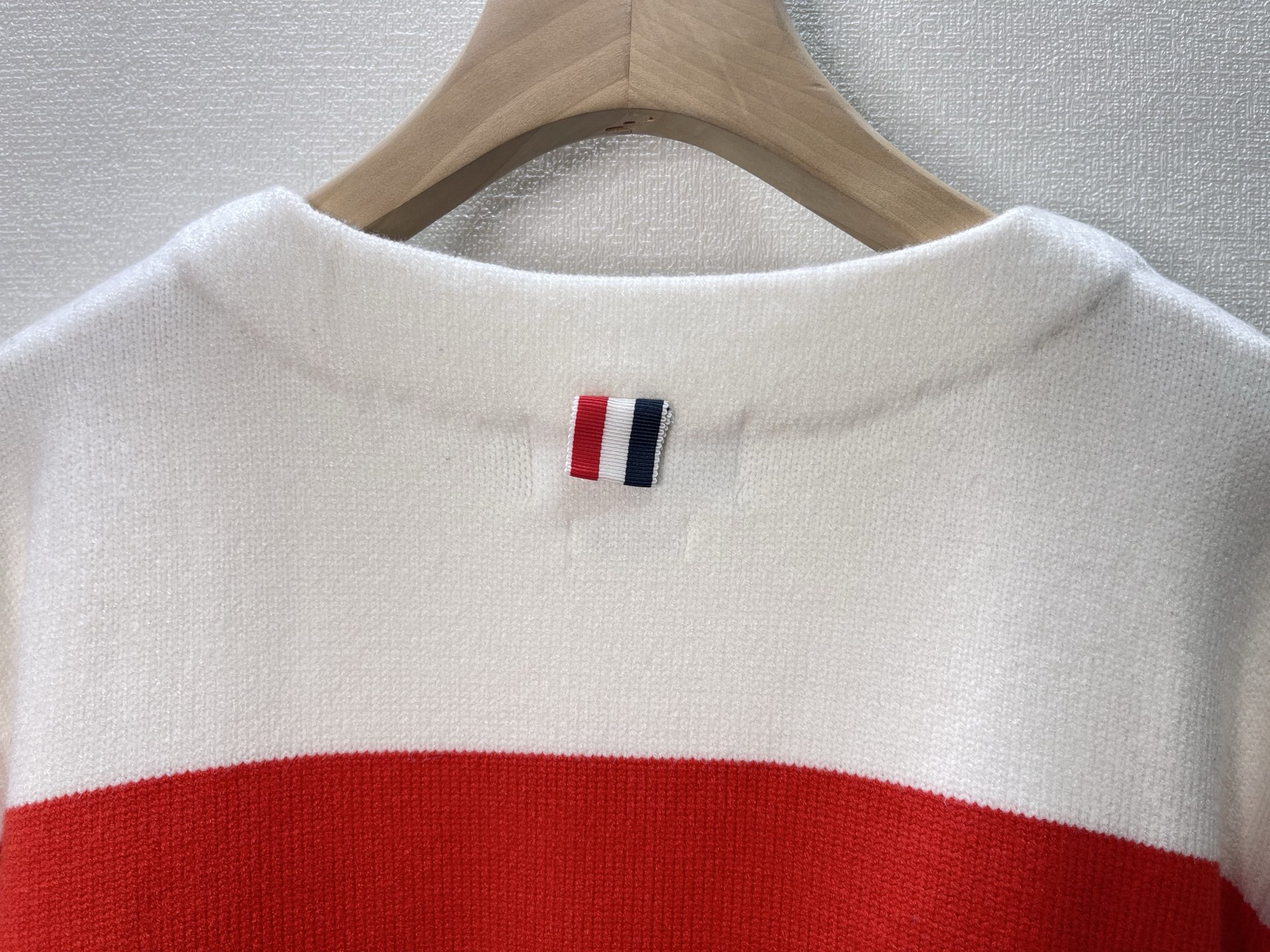 价格270 Thom Browne🇳🇱TB新款条纹针织衫，红白拼色和蓝白拼色两款，经典四条杠设计，袖口纽