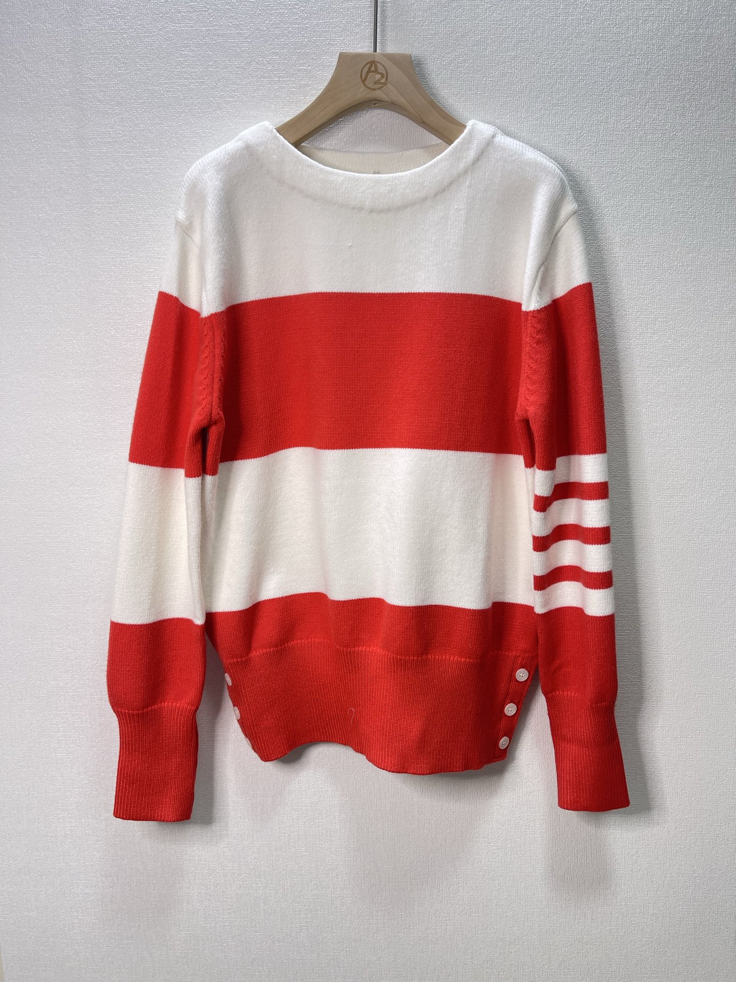 价格270 Thom Browne🇳🇱TB新款条纹针织衫，红白拼色和蓝白拼色两款，经典四条杠设计，袖口纽