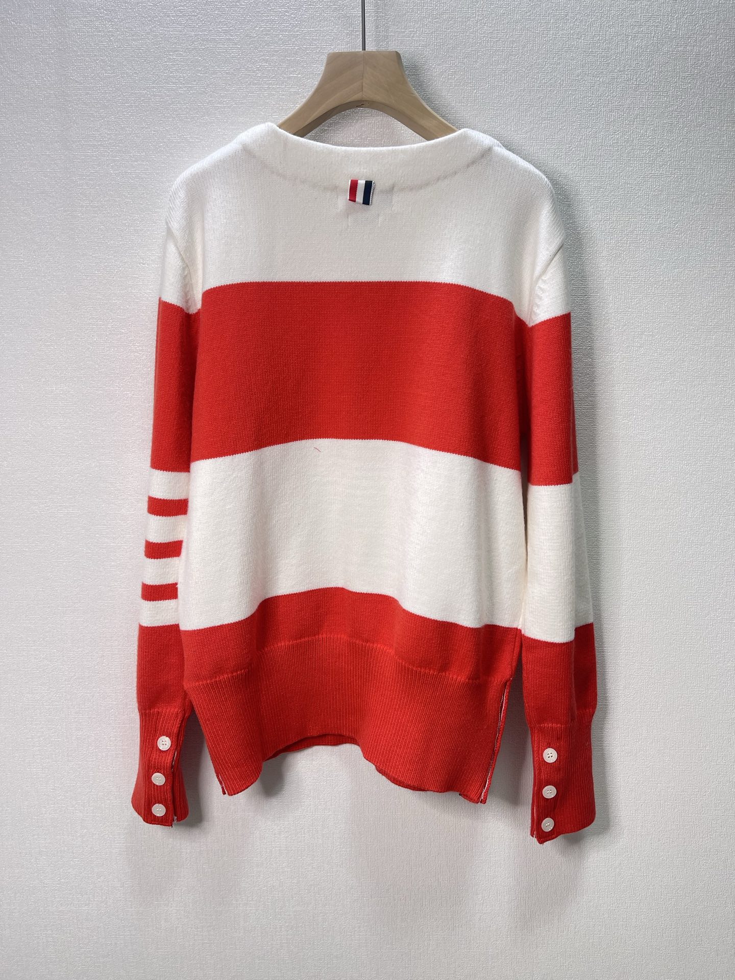 价格270 Thom Browne🇳🇱TB新款条纹针织衫，红白拼色和蓝白拼色两款，经典四条杠设计，袖口纽