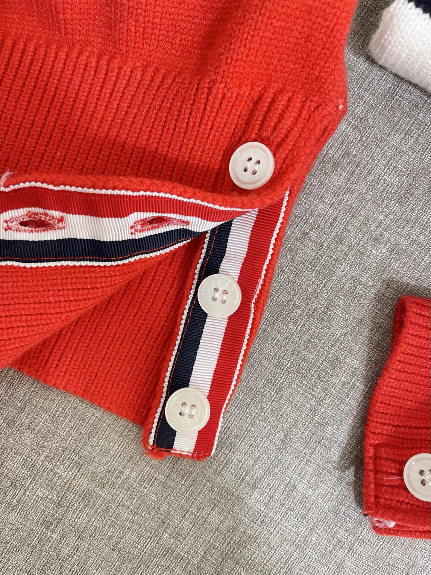 价格270 Thom Browne🇳🇱TB新款条纹针织衫，红白拼色和蓝白拼色两款，经典四条杠设计，袖口纽