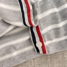 价格250 Thom Browne🇳🇱TB新款条纹长袖针织衫,经典条纹设计圆领毛衣,圆领螺纹边,简约百搭 价格250 Thom Browne🇳🇱TB新款条纹长袖针织衫,经典条纹设计圆领毛衣,圆领螺纹边,简约百搭