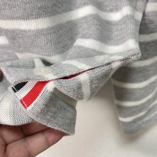 价格250 Thom Browne🇳🇱TB新款条纹长袖针织衫,经典条纹设计圆领毛衣,圆领螺纹边,简约百搭 价格250 Thom Browne🇳🇱TB新款条纹长袖针织衫,经典条纹设计圆领毛衣,圆领螺纹边,简约百搭