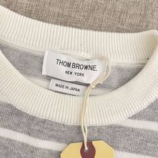 价格250 Thom Browne🇳🇱TB新款条纹长袖针织衫,经典条纹设计圆领毛衣,圆领螺纹边,简约百搭 价格250 Thom Browne🇳🇱TB新款条纹长袖针织衫,经典条纹设计圆领毛衣,圆领螺纹边,简约百搭