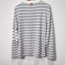 价格250 Thom Browne🇳🇱TB新款条纹长袖针织衫,经典条纹设计圆领毛衣,圆领螺纹边,简约百搭 价格250 Thom Browne🇳🇱TB新款条纹长袖针织衫,经典条纹设计圆领毛衣,圆领螺纹边,简约百搭
