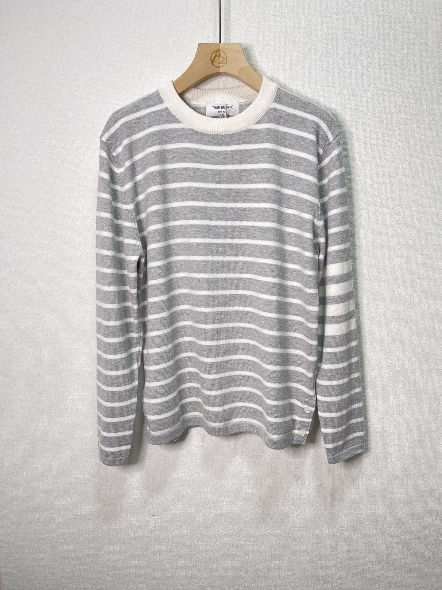 价格250 Thom Browne🇳🇱TB新款条纹长袖针织衫，经典条纹设计圆领毛衣，圆领螺纹边，简约百搭