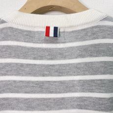 价格250 Thom Browne🇳🇱TB新款条纹长袖针织衫,经典条纹设计圆领毛衣,圆领螺纹边,简约百搭 价格250 Thom Browne🇳🇱TB新款条纹长袖针织衫,经典条纹设计圆领毛衣,圆领螺纹边,简约百搭