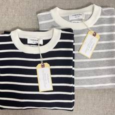 价格250 Thom Browne🇳🇱TB新款条纹长袖针织衫,经典条纹设计圆领毛衣,圆领螺纹边,简约百搭 价格250 Thom Browne🇳🇱TB新款条纹长袖针织衫,经典条纹设计圆领毛衣,圆领螺纹边,简约百搭