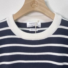 价格250 Thom Browne🇳🇱TB新款条纹长袖针织衫,经典条纹设计圆领毛衣,圆领螺纹边,简约百搭 价格250 Thom Browne🇳🇱TB新款条纹长袖针织衫,经典条纹设计圆领毛衣,圆领螺纹边,简约百搭
