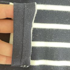 价格250 Thom Browne🇳🇱TB新款条纹长袖针织衫,经典条纹设计圆领毛衣,圆领螺纹边,简约百搭 价格250 Thom Browne🇳🇱TB新款条纹长袖针织衫,经典条纹设计圆领毛衣,圆领螺纹边,简约百搭