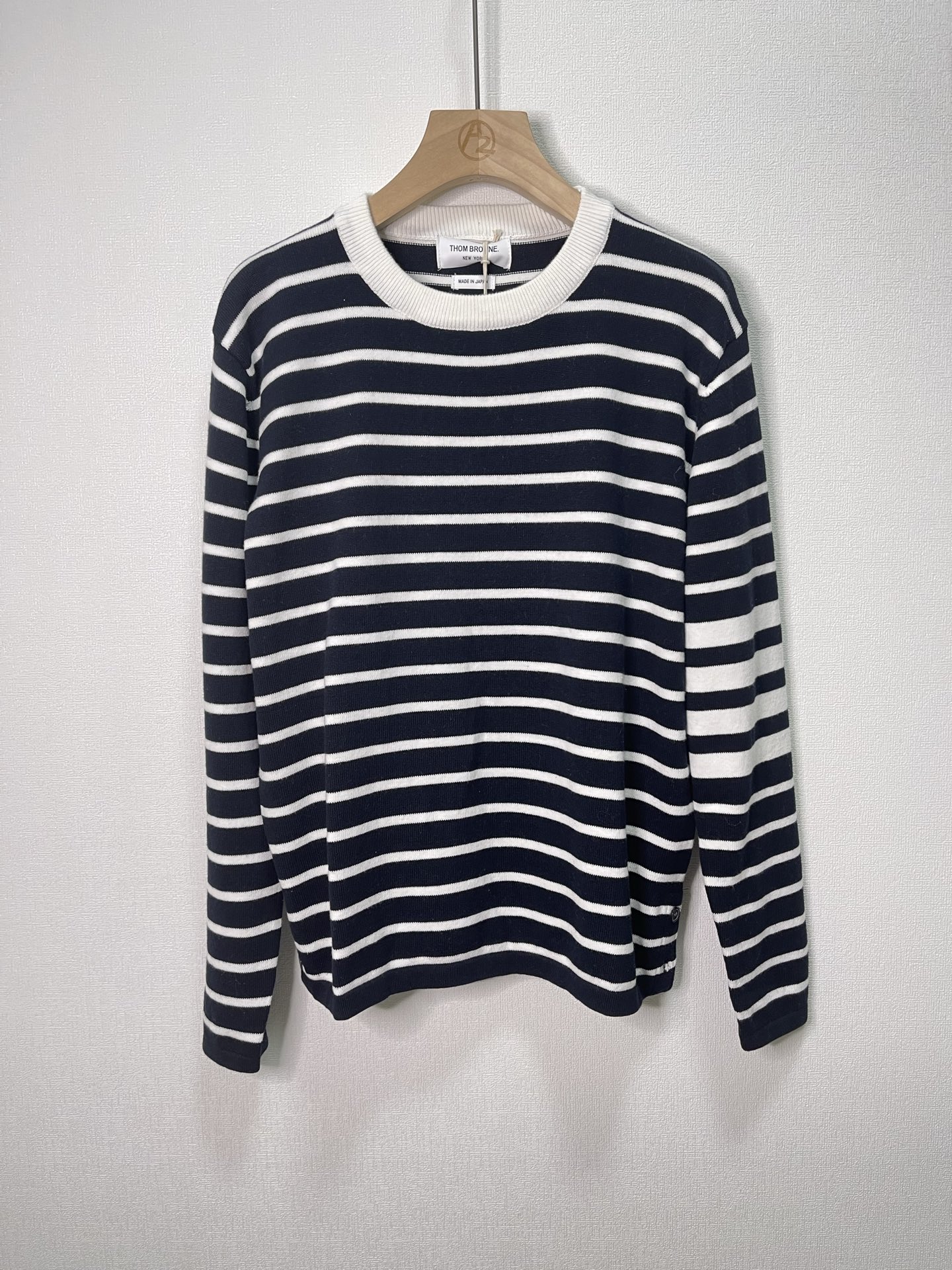 价格250 Thom Browne🇳🇱TB新款条纹长袖针织衫，经典条纹设计圆领毛衣，圆领螺纹边，简约百搭