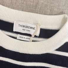 价格250 Thom Browne🇳🇱TB新款条纹长袖针织衫,经典条纹设计圆领毛衣,圆领螺纹边,简约百搭 价格250 Thom Browne🇳🇱TB新款条纹长袖针织衫,经典条纹设计圆领毛衣,圆领螺纹边,简约百搭