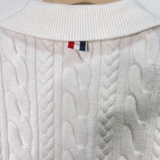 价格280 Thom Browne🇳🇱 TB新款Polo四杠粗针麻花针织衫,针路紧密 袖子四条杠针织而成 价格280 Thom Browne🇳🇱 TB新款Polo四杠粗针麻花针织衫,针路紧密 袖子四条杠针织而成