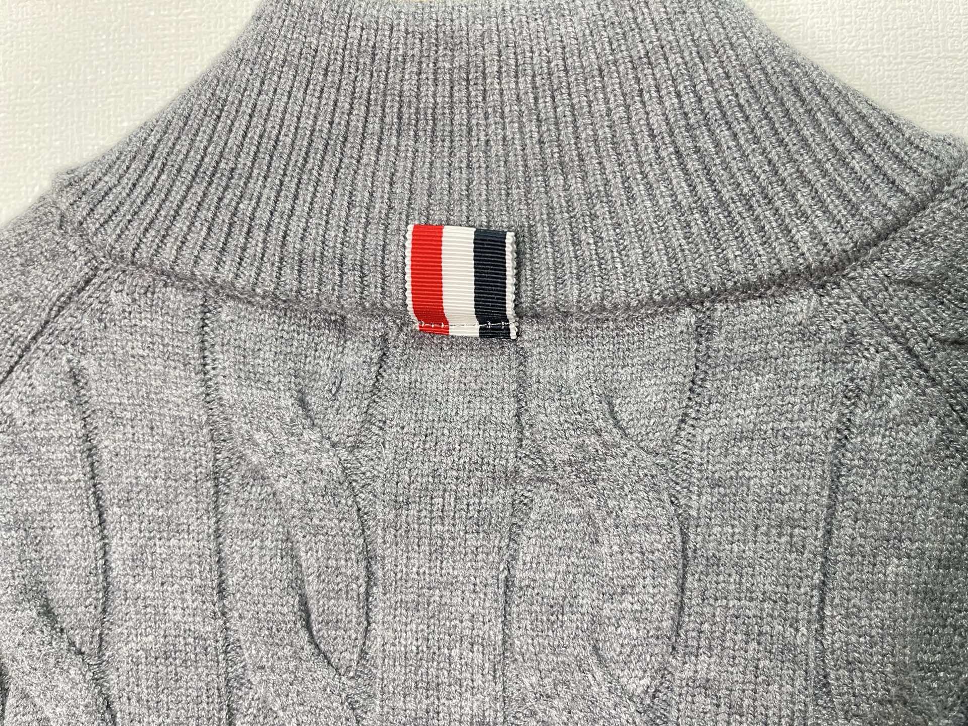 价格300 Thom Browne🇳🇱TB新款麻花拉链开衫毛衣，采用优质麻花针织面料，精致的编织纹理，袖