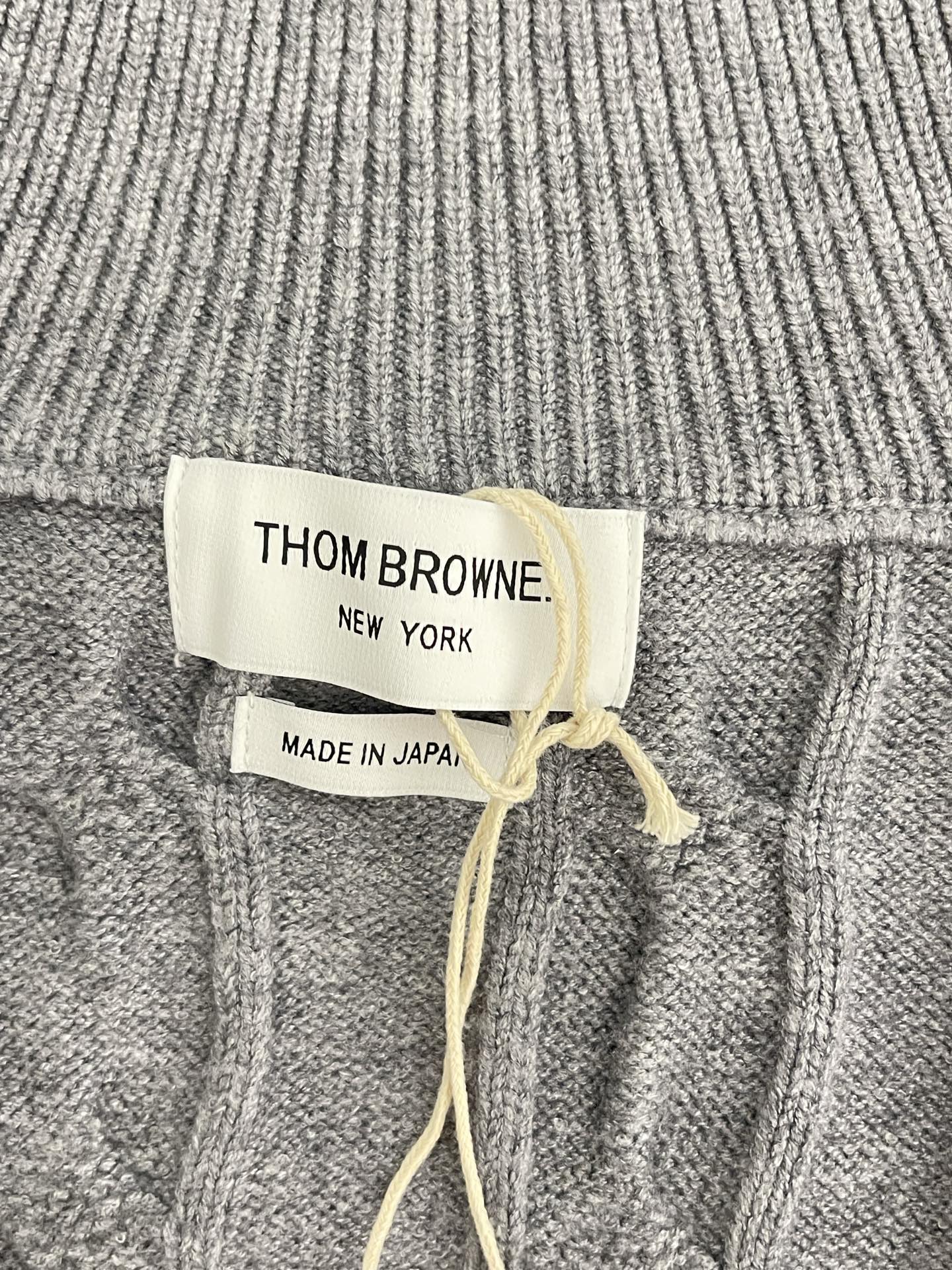 价格300 Thom Browne🇳🇱TB新款麻花拉链开衫毛衣，采用优质麻花针织面料，精致的编织纹理，袖