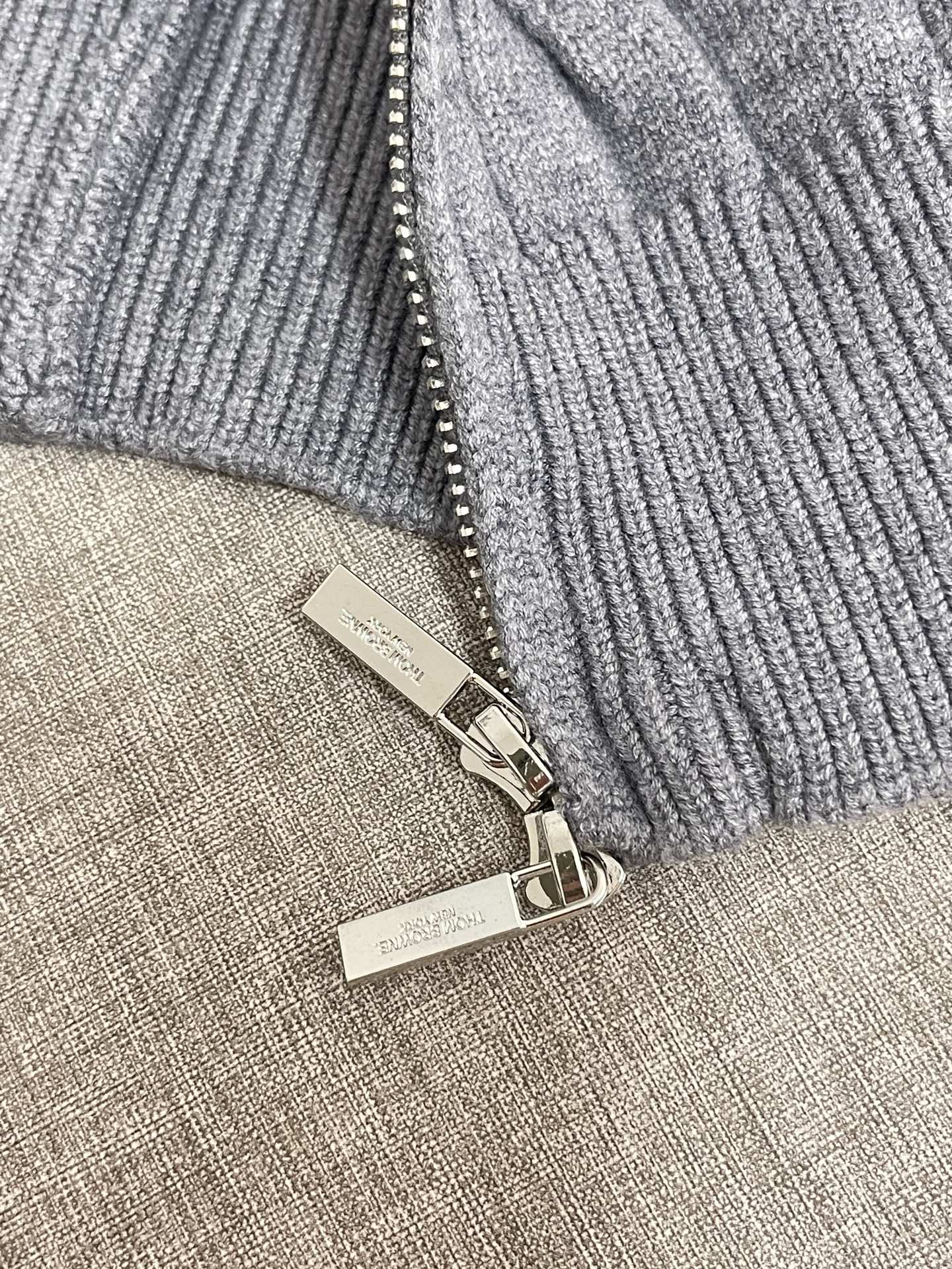 价格300 Thom Browne🇳🇱TB新款麻花拉链开衫毛衣，采用优质麻花针织面料，精致的编织纹理，袖