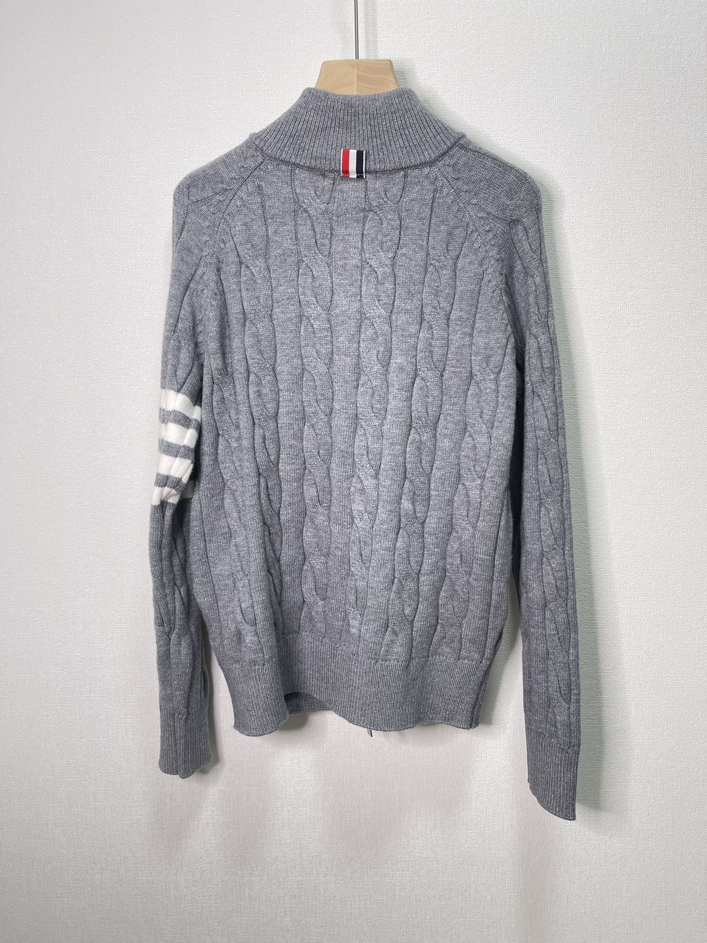价格300 Thom Browne🇳🇱TB新款麻花拉链开衫毛衣，采用优质麻花针织面料，精致的编织纹理，袖