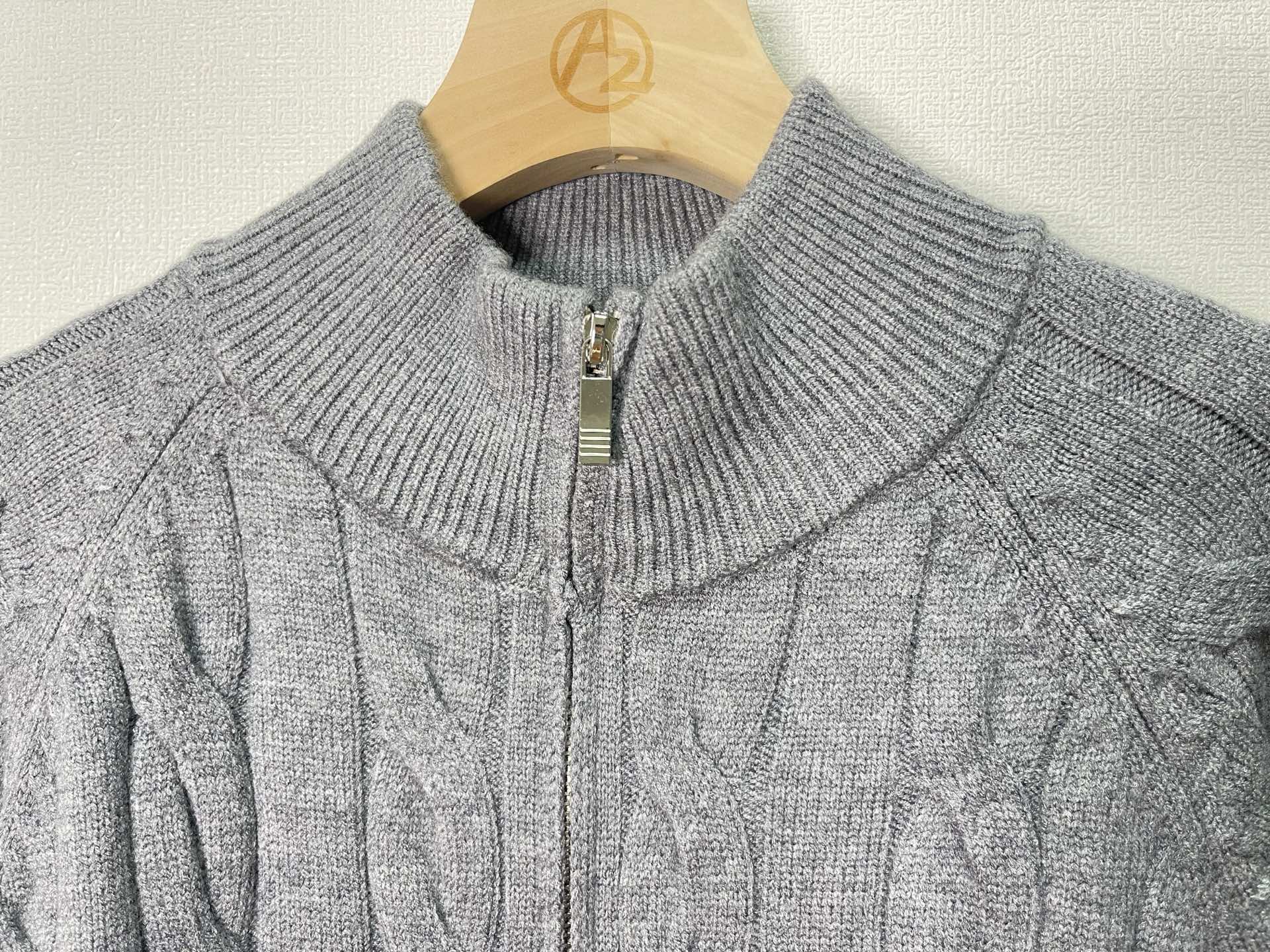 价格300 Thom Browne🇳🇱TB新款麻花拉链开衫毛衣，采用优质麻花针织面料，精致的编织纹理，袖