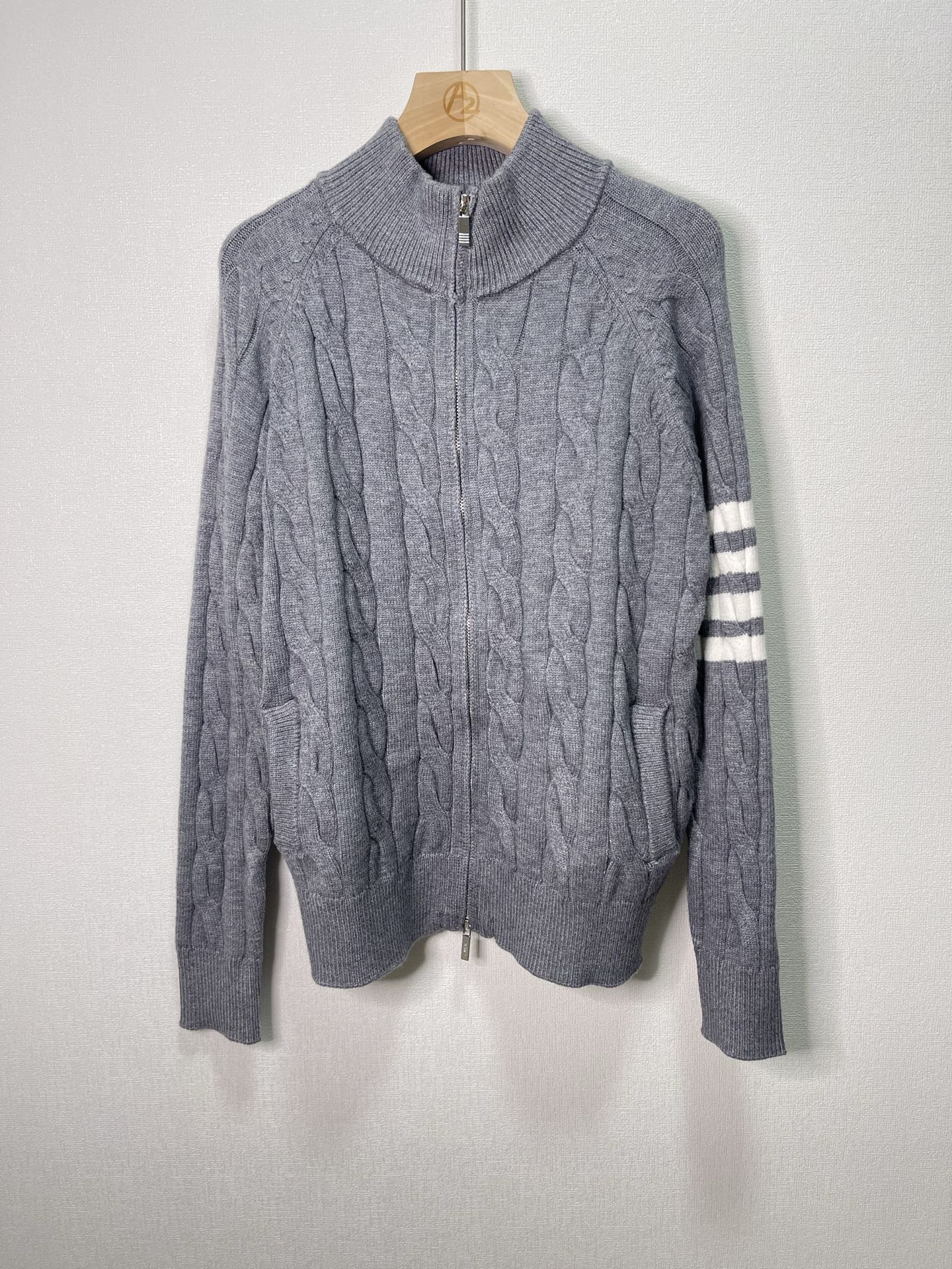 价格300 Thom Browne🇳🇱TB新款麻花拉链开衫毛衣，采用优质麻花针织面料，精致的编织纹理，袖