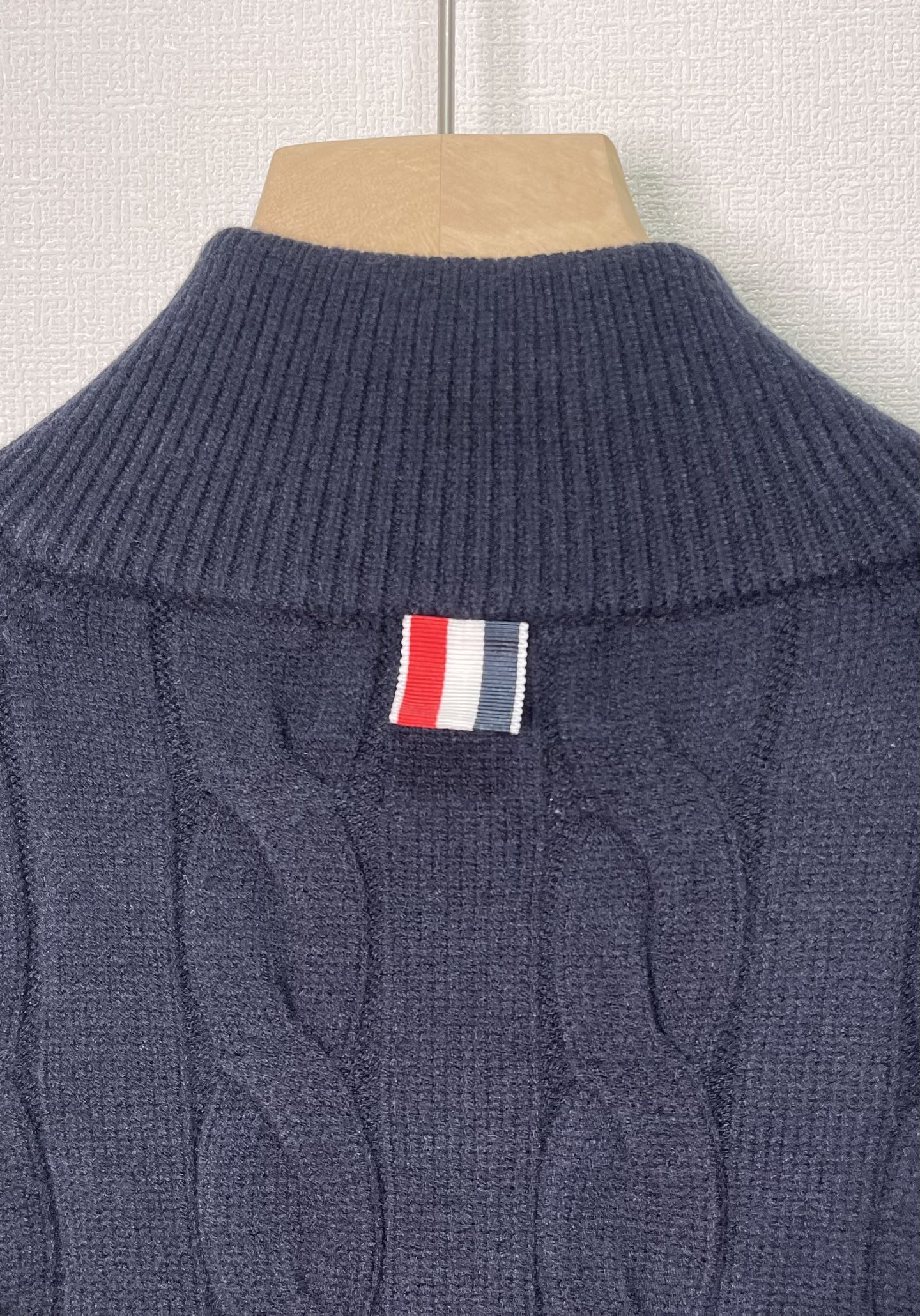 价格300 Thom Browne🇳🇱TB新款麻花拉链开衫毛衣，采用优质麻花针织面料，精致的编织纹理，袖