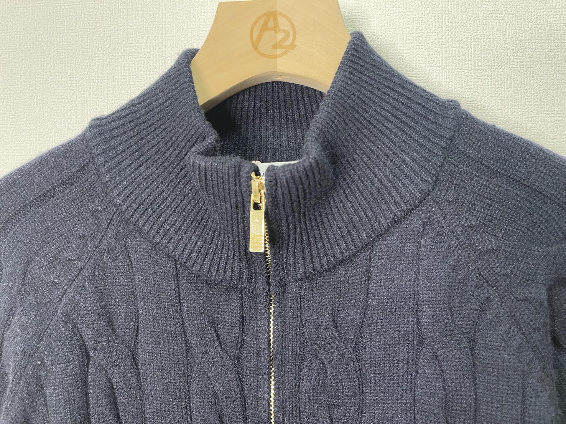 价格300 Thom Browne🇳🇱TB新款麻花拉链开衫毛衣，采用优质麻花针织面料，精致的编织纹理，袖