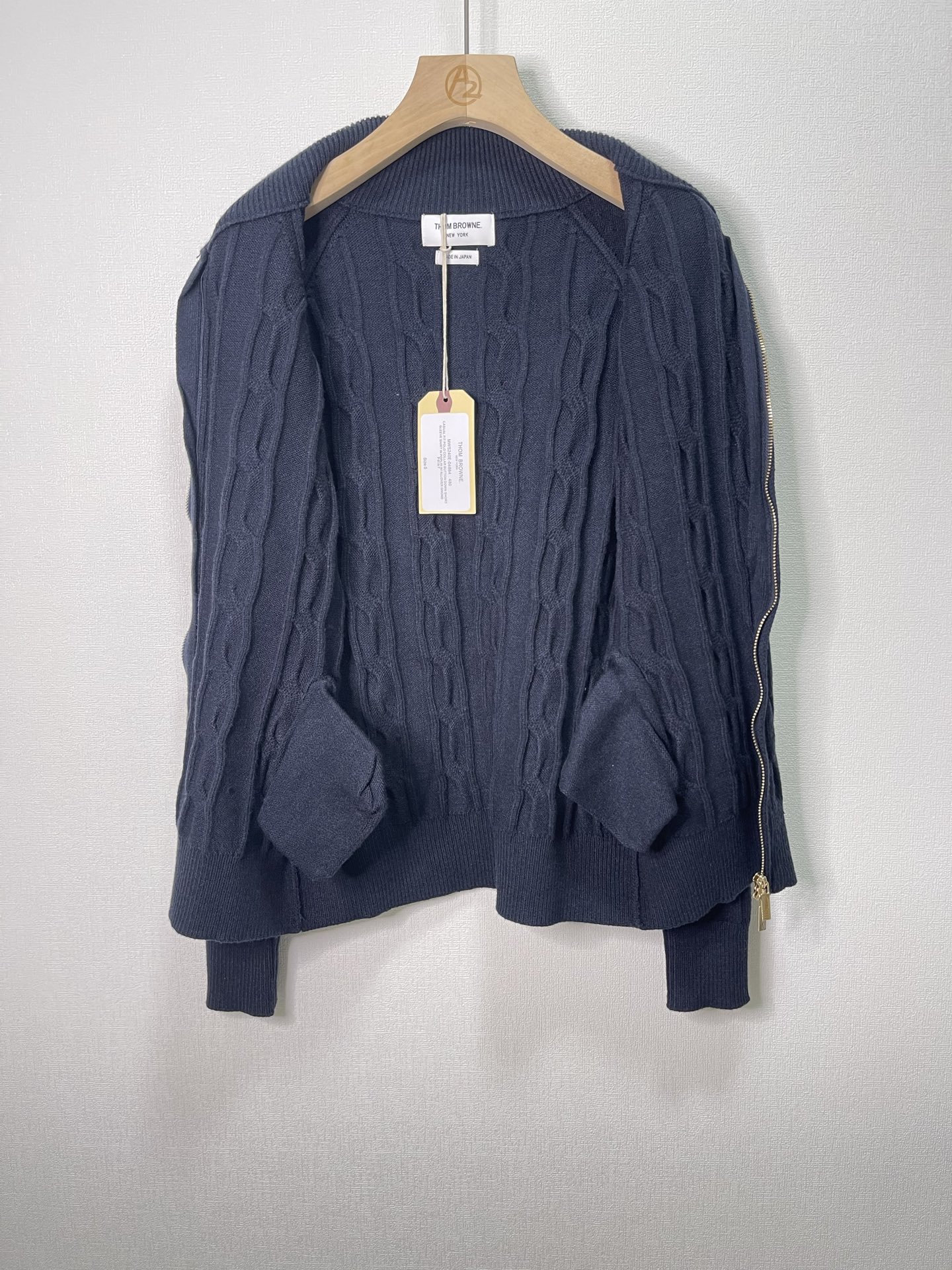 价格300 Thom Browne🇳🇱TB新款麻花拉链开衫毛衣，采用优质麻花针织面料，精致的编织纹理，袖