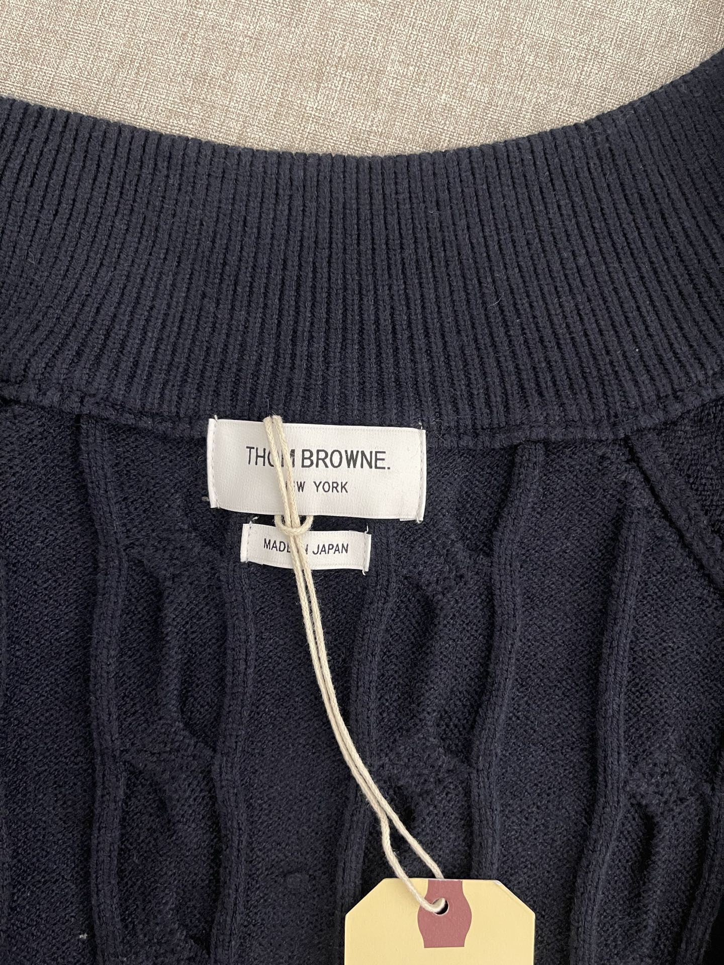 价格300 Thom Browne🇳🇱TB新款麻花拉链开衫毛衣，采用优质麻花针织面料，精致的编织纹理，袖