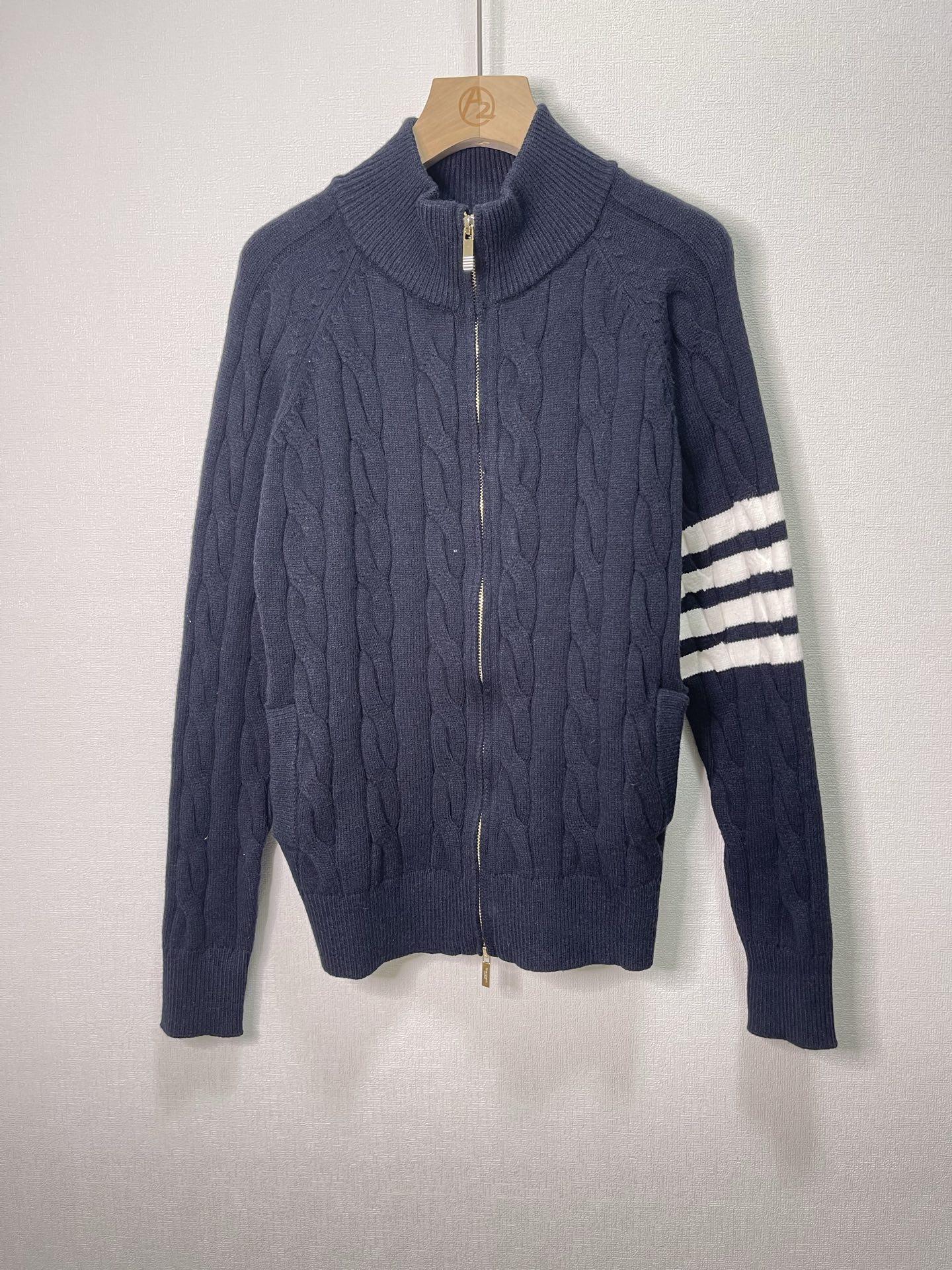 价格300 Thom Browne🇳🇱TB新款麻花拉链开衫毛衣，采用优质麻花针织面料，精致的编织纹理，袖