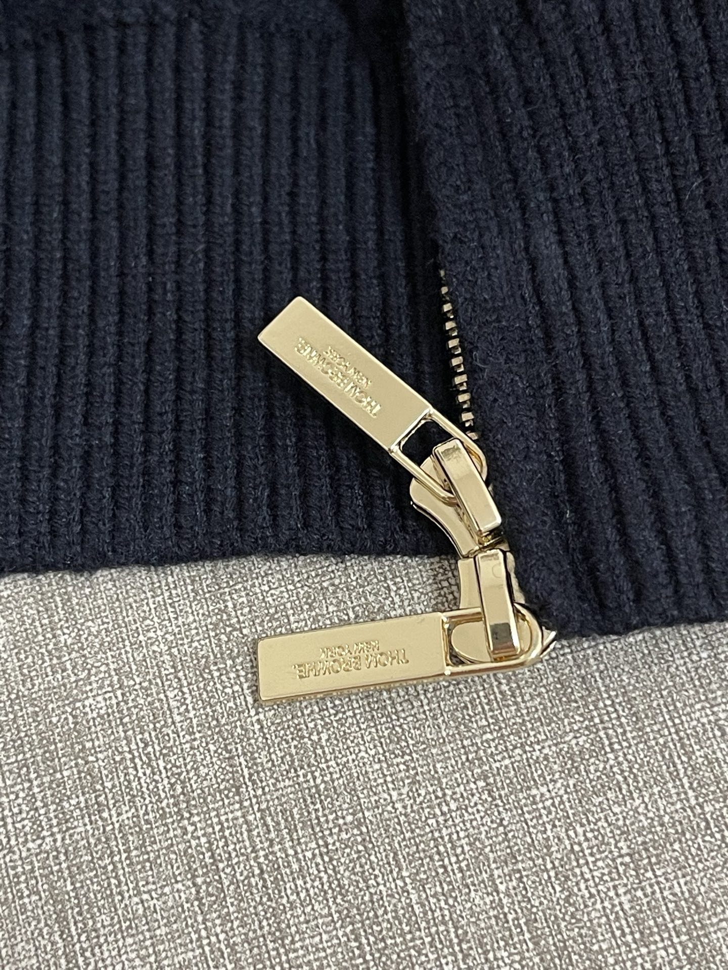 价格300 Thom Browne🇳🇱TB新款麻花拉链开衫毛衣，采用优质麻花针织面料，精致的编织纹理，袖