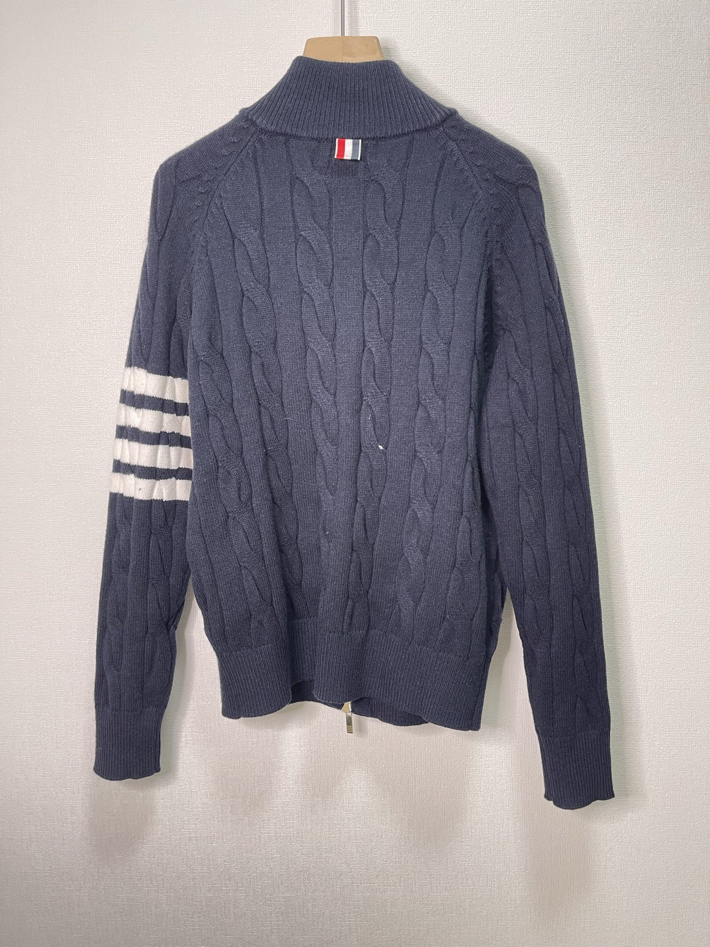 价格300 Thom Browne🇳🇱TB新款麻花拉链开衫毛衣，采用优质麻花针织面料，精致的编织纹理，袖