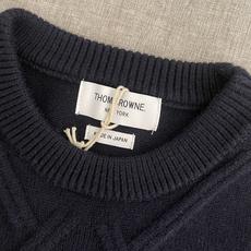 价格270 Thom Browne🇳🇱TB新款圆领菱形针织毛衣,经典四条纹袖口设计,菱形编织纹理立体有型 价格270 Thom Browne🇳🇱TB新款圆领菱形针织毛衣,经典四条纹袖口设计,菱形编织纹理立体有型